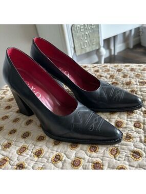 XOXO Black Leather Classic Heel With Stitch Detail Size 8